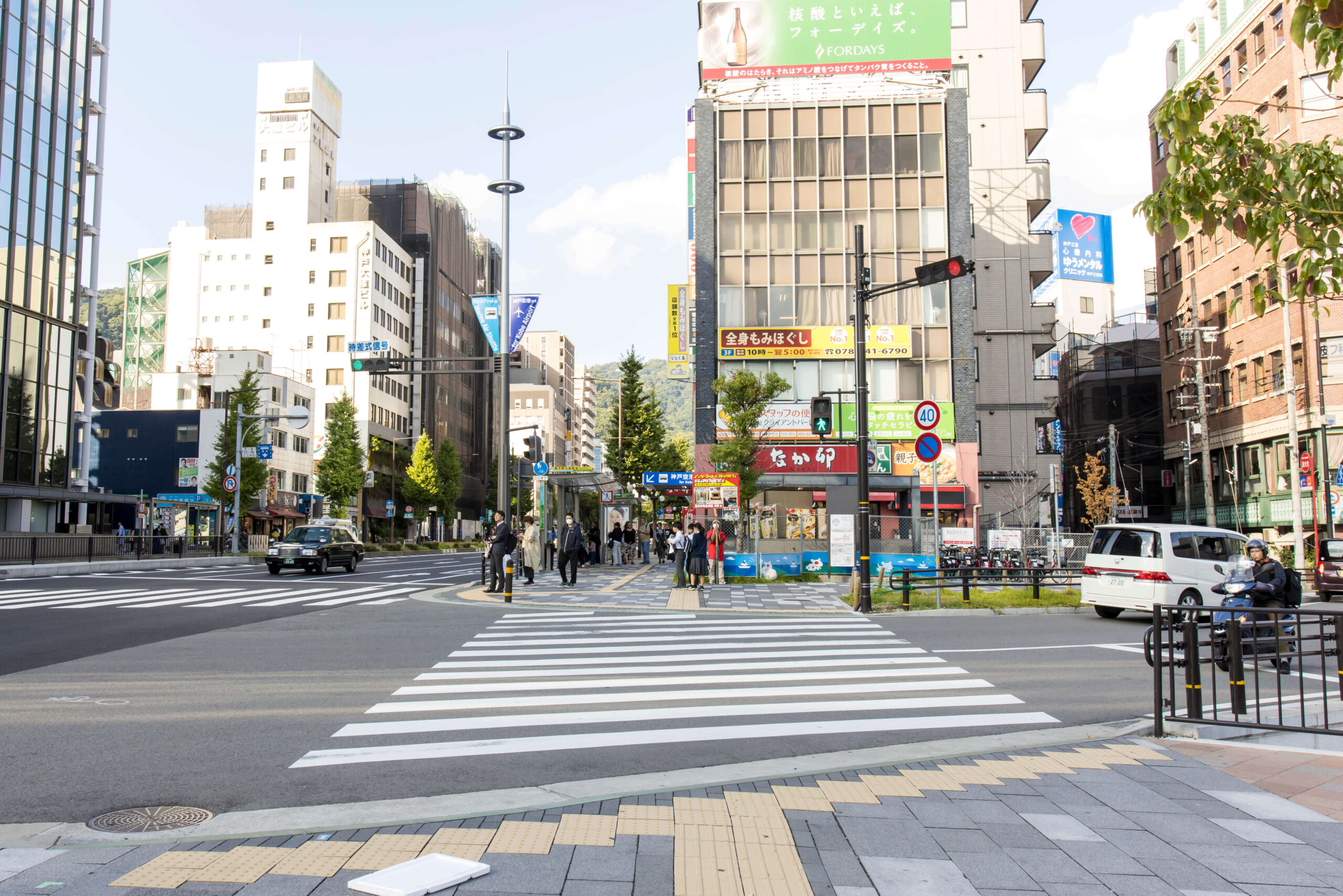 ④横断歩道を渡り、真っすぐ進みます。