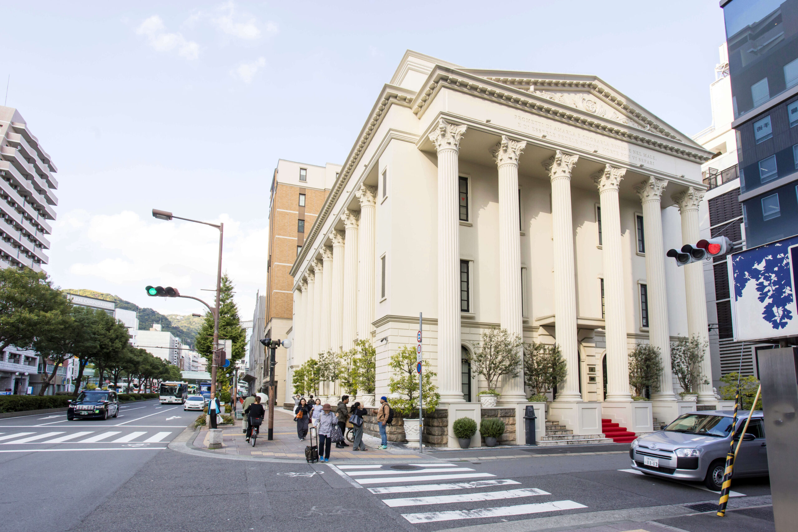 ⑤次の横断歩道を渡ると山手迎賓館があります。山手迎賓館を通り過ぎて真っすぐ進みます。