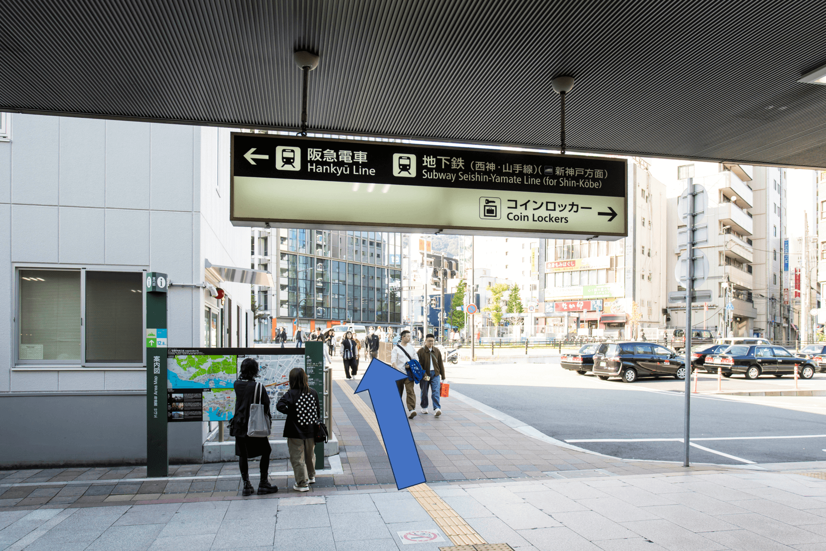 ③警察署の前を通り、そのまま真っすぐ進みます。