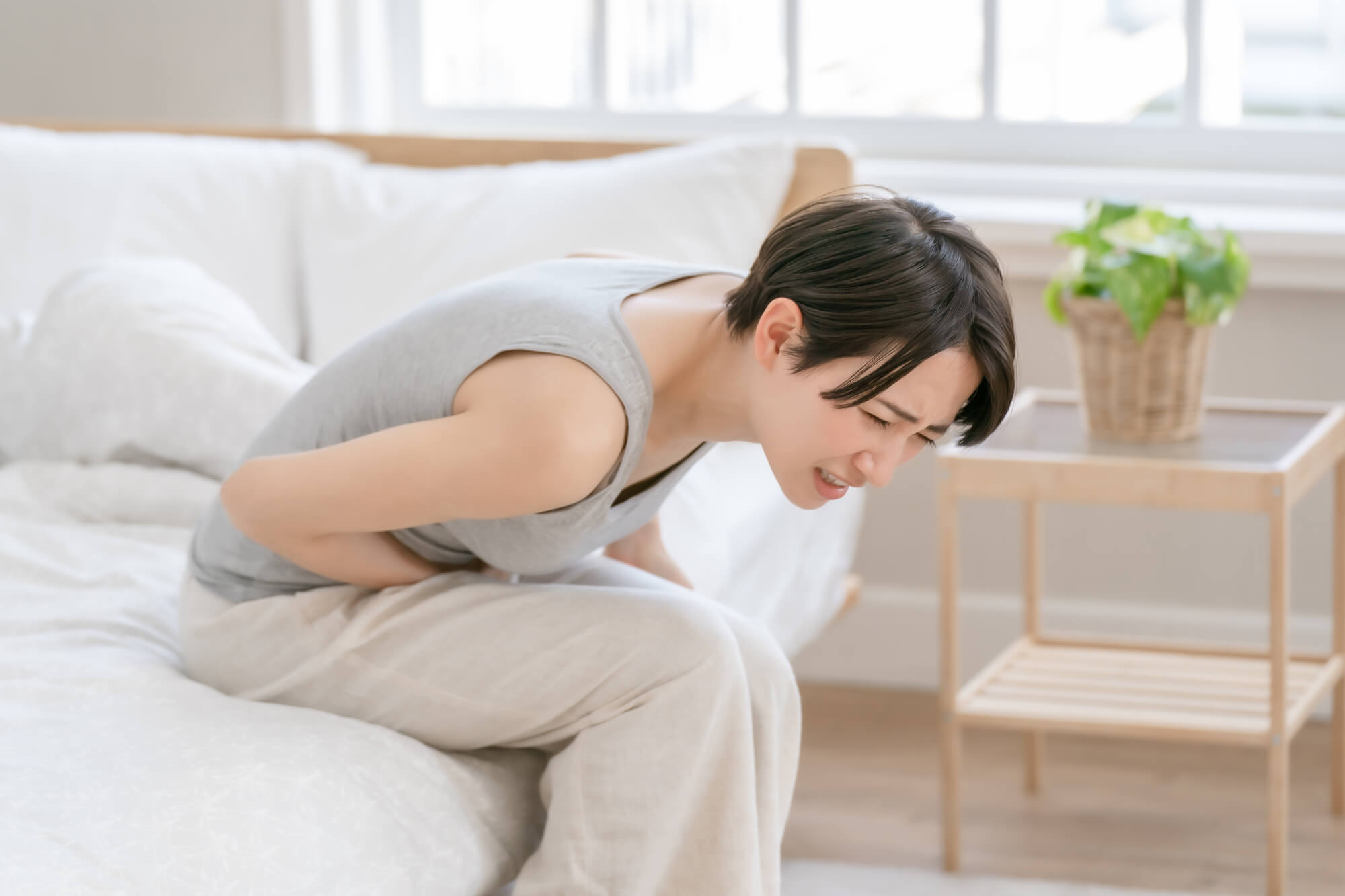 その腹痛、我慢していませんか？